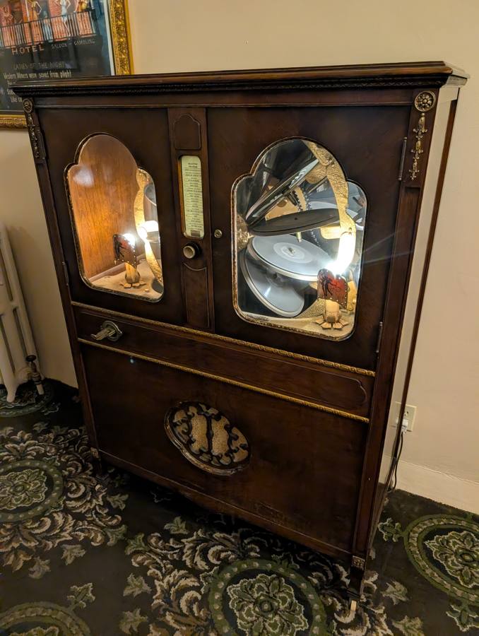 1928 Mills Hi-Boy jukebox